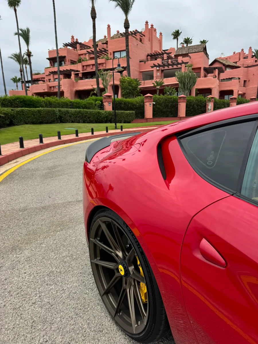 Las mejores rutas para conducir tu supercar en la Costa del Sol