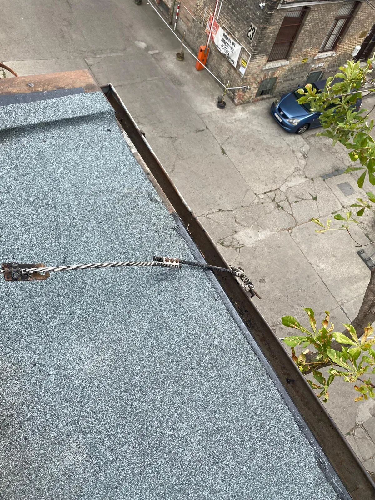 Lapostető biztonsági kötél rögzítés