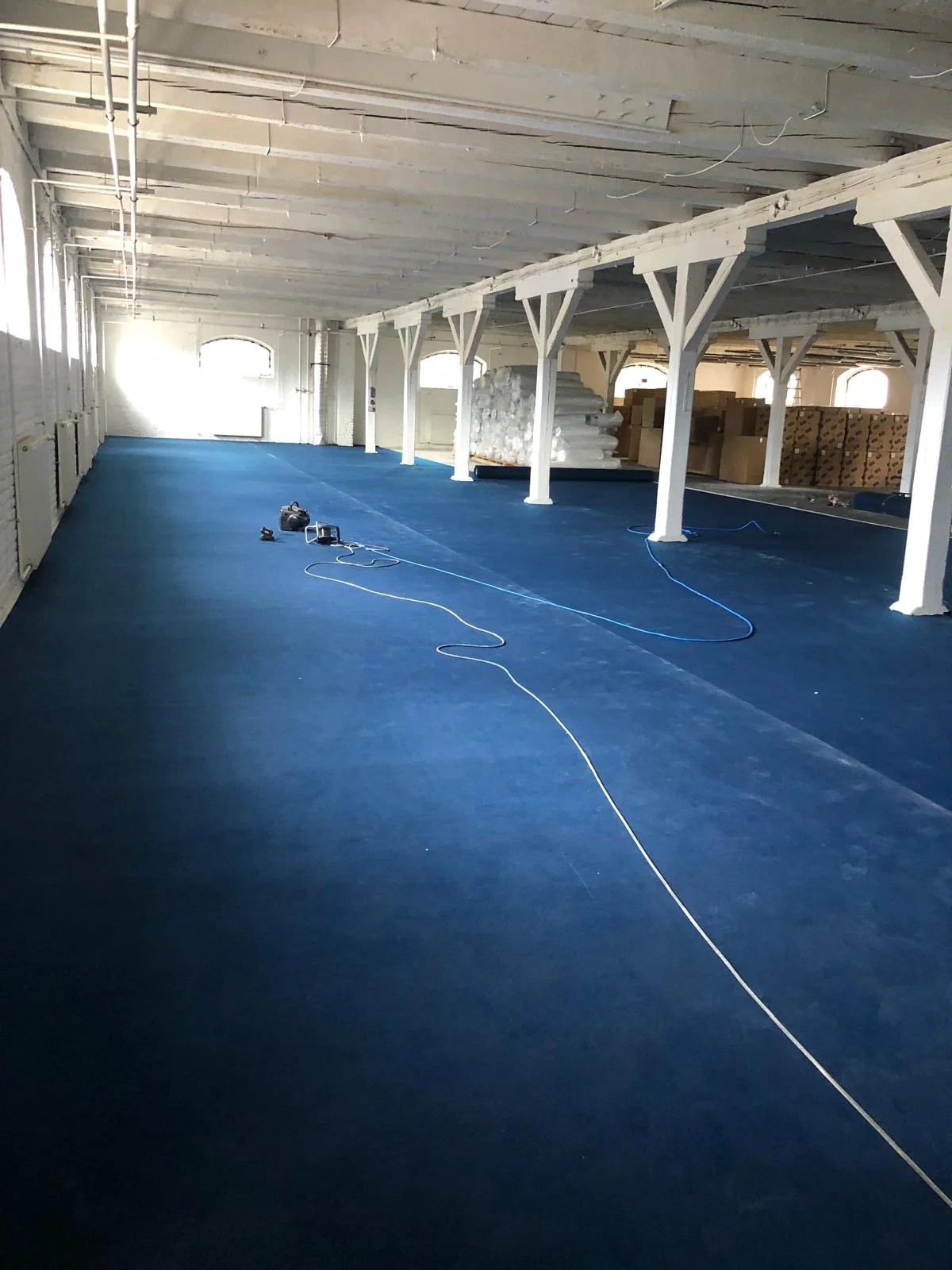 Teljes csarnok padló lefektetése Budapest