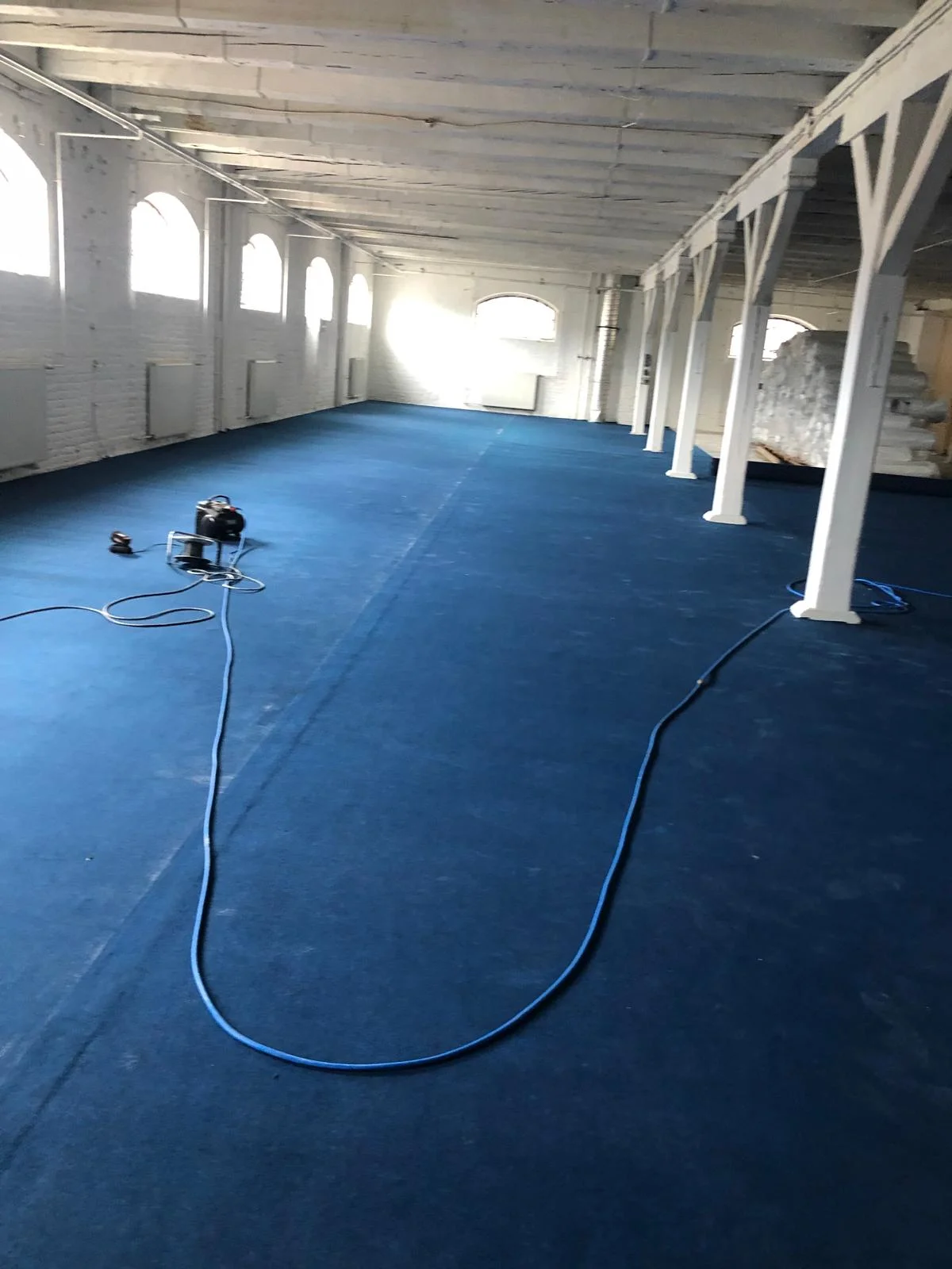 Oszlop körüli burkolás raktárban