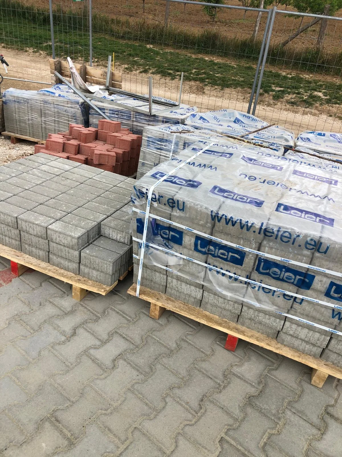 Térkőburkolat anyag előkészítve