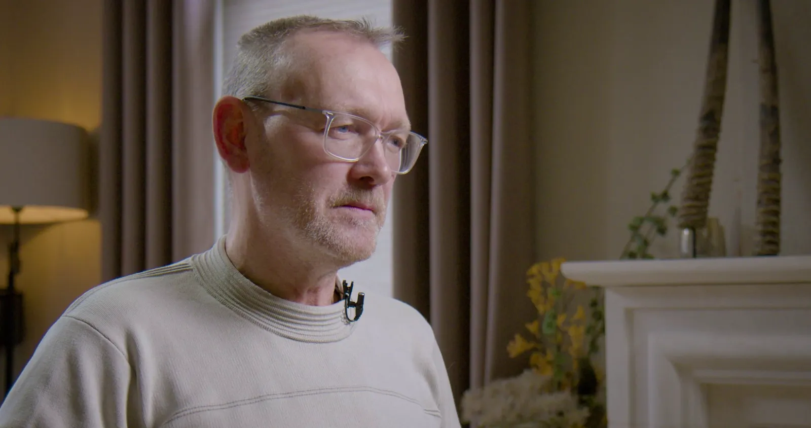 Marcel (57) in zijn woonkamer tijdens de opname van zijn levensfilm