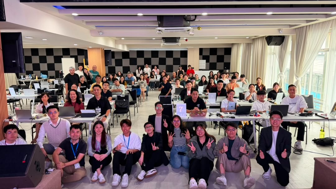 实战班现场:课室合照, 每张桌上都摆着笔电