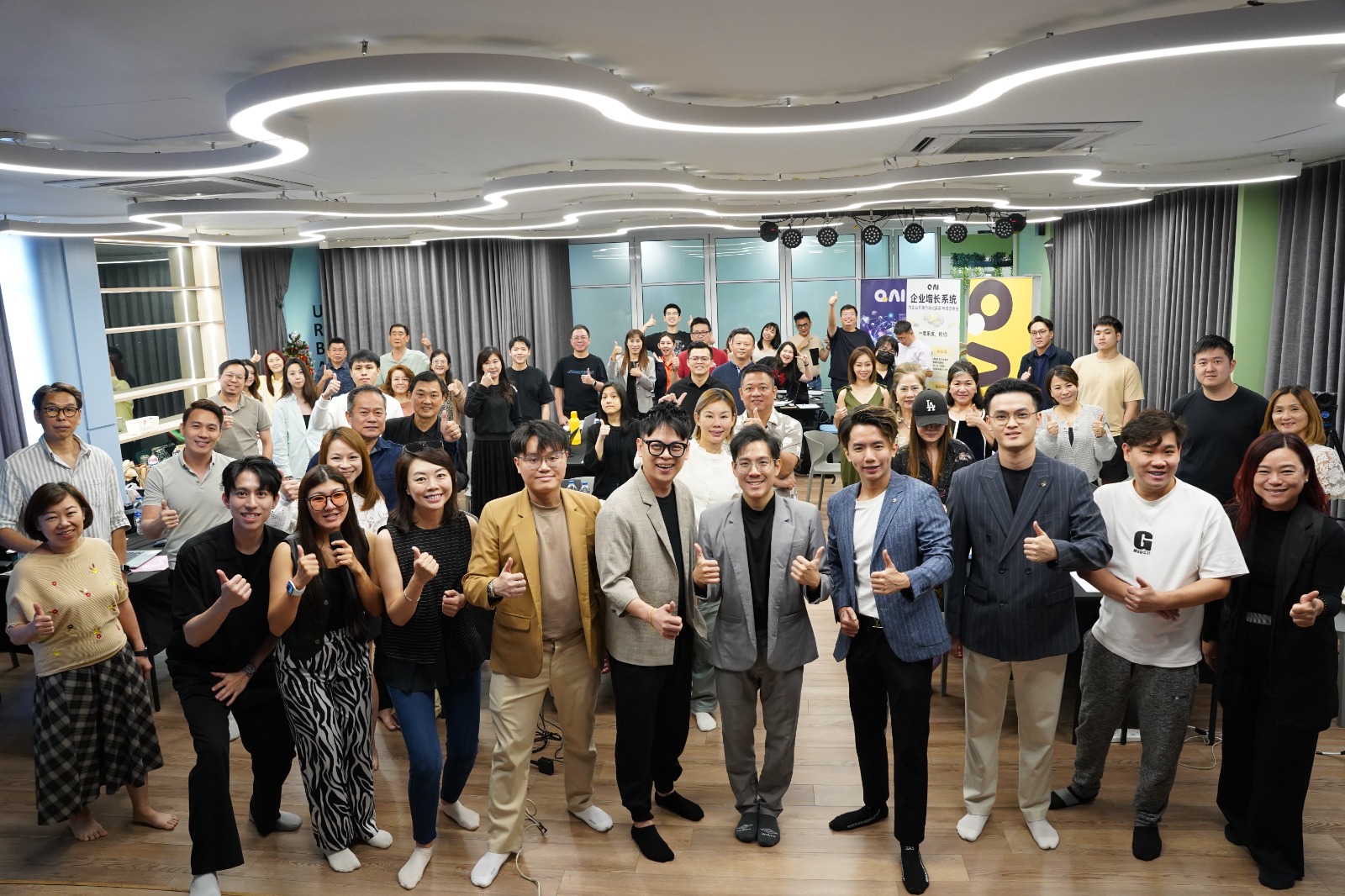 实战班现场:大型场地的全体合照, 多数人比出大拇指