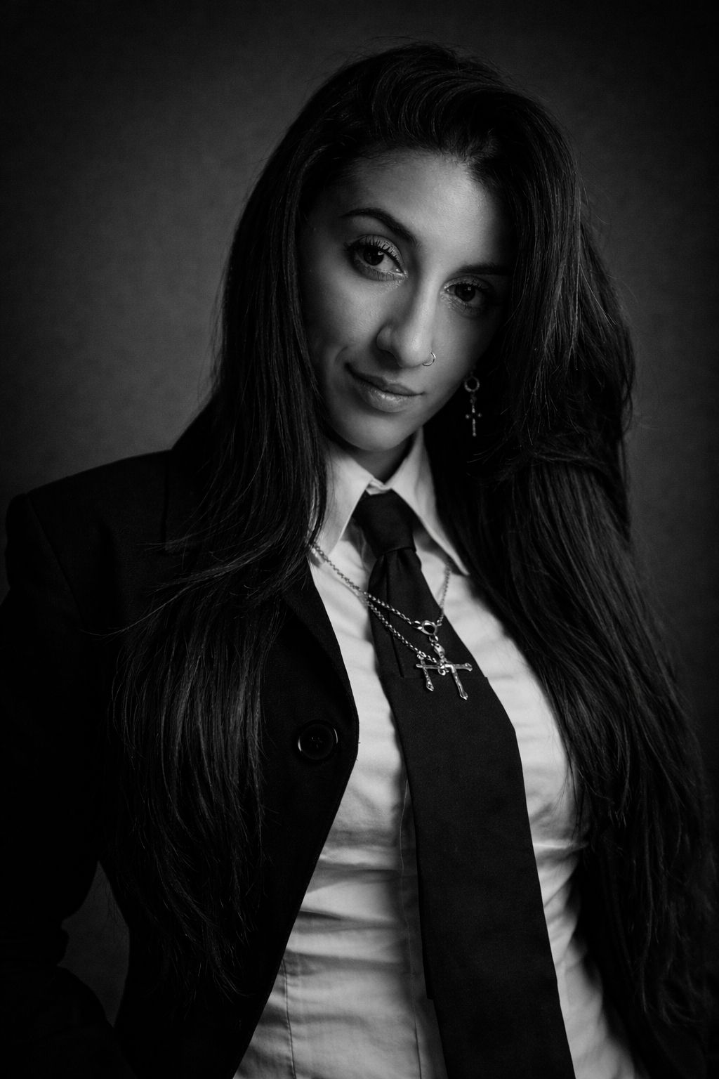Retrato en blanco y negro de Stefania Ponce, nail artist en Madrid