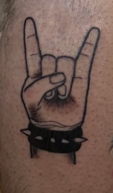 Tatuaje rock hand sign