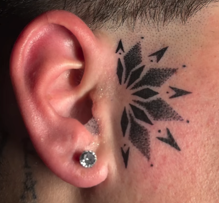 Tatuaje blackwork detrás de la oreja