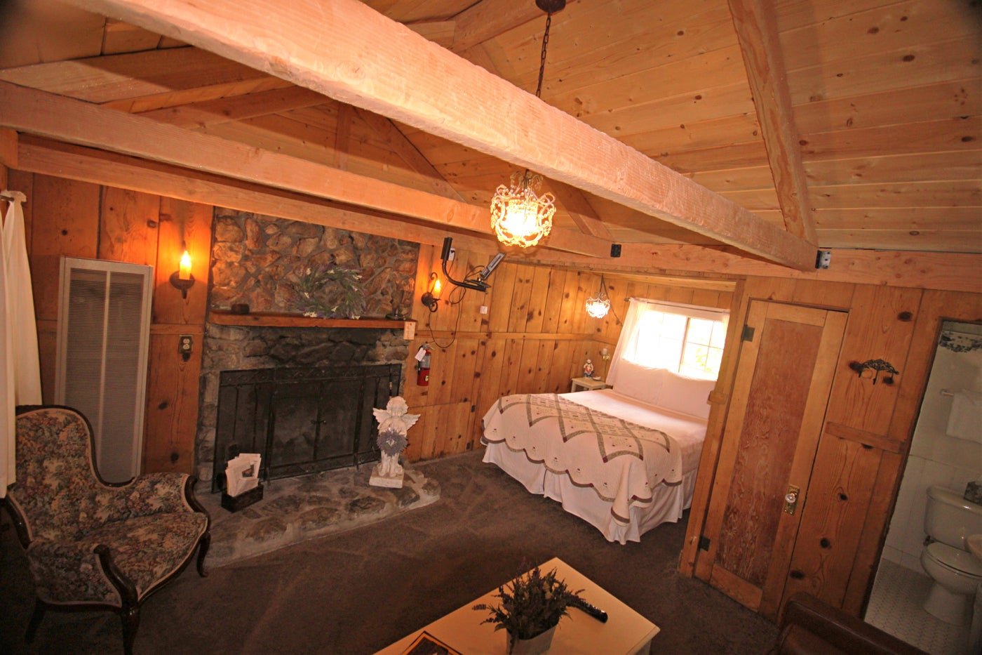 Cabin 7 bedroom with fireplace