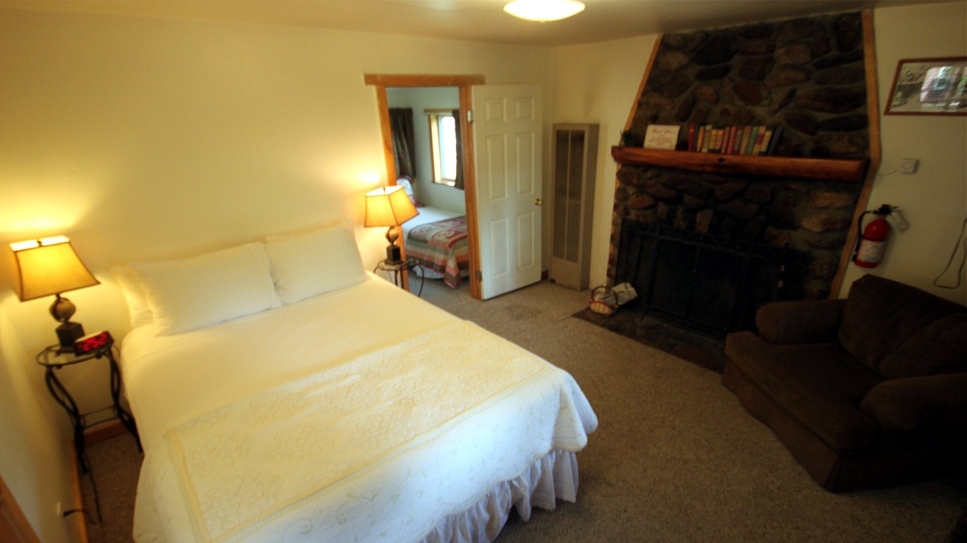 Cabin 6 bedroom with two single beds
