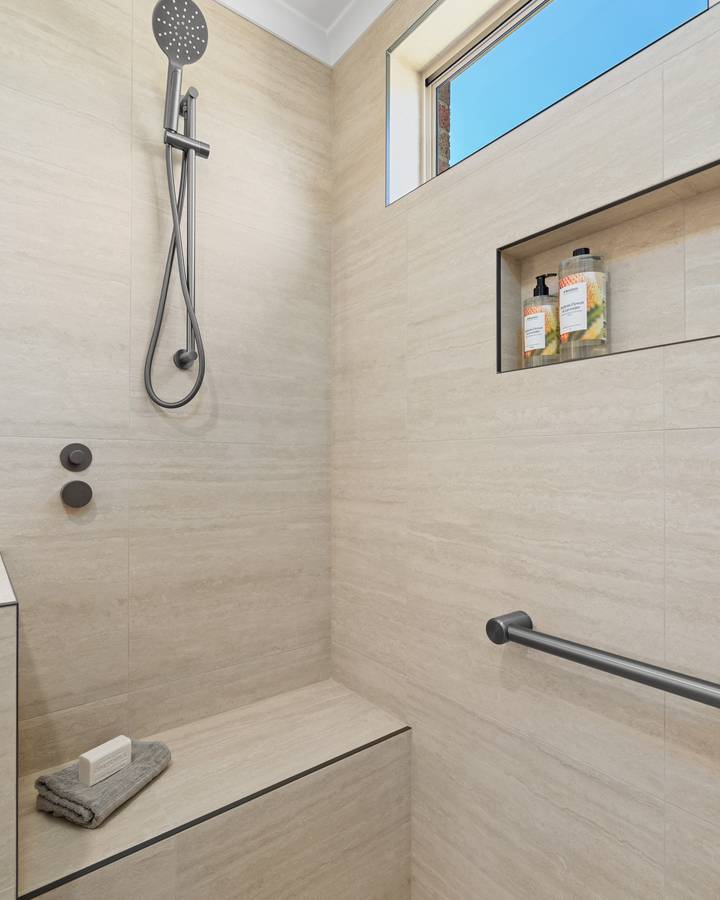 Accessible shower: Built-in seat, grab rails and recessed niche
