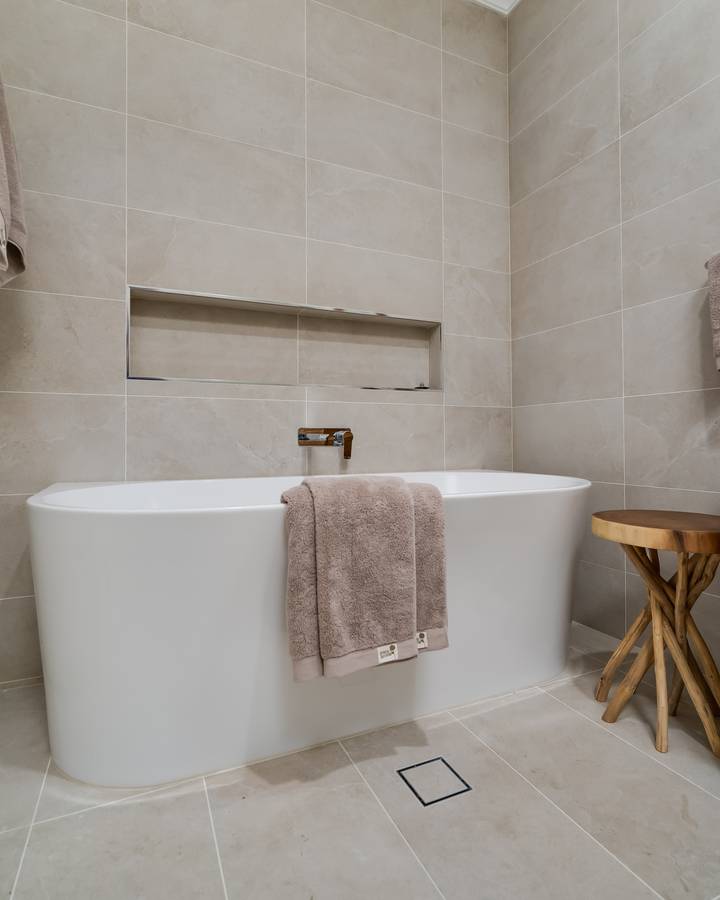 Main bathroom: Freestanding bath with full-length tiled niche