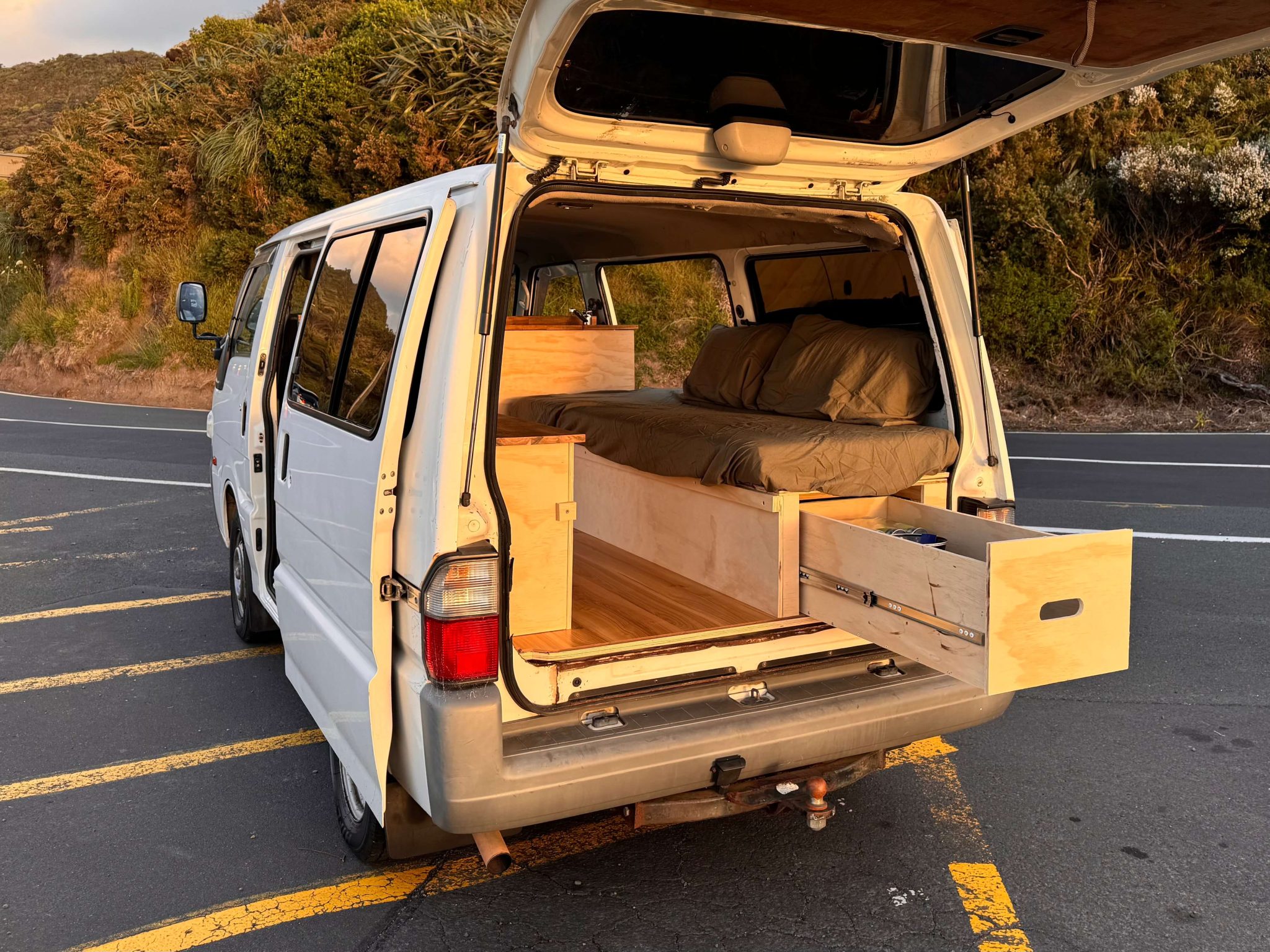 Campervan inbouw portfolio Droomstek, custom interieur met uitschuifbare lades en klapbedden