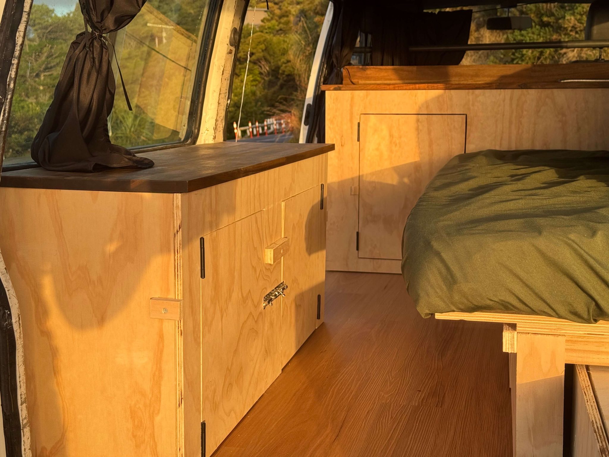 Campervan keuken inbouw met uitschuifbare lades Droomstek