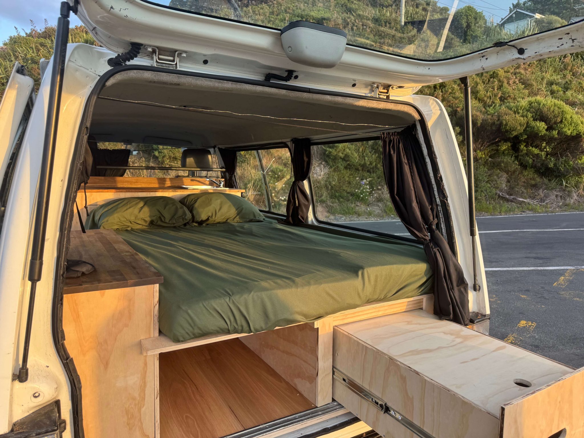 Campervan interieur met houten afwerking Droomstek