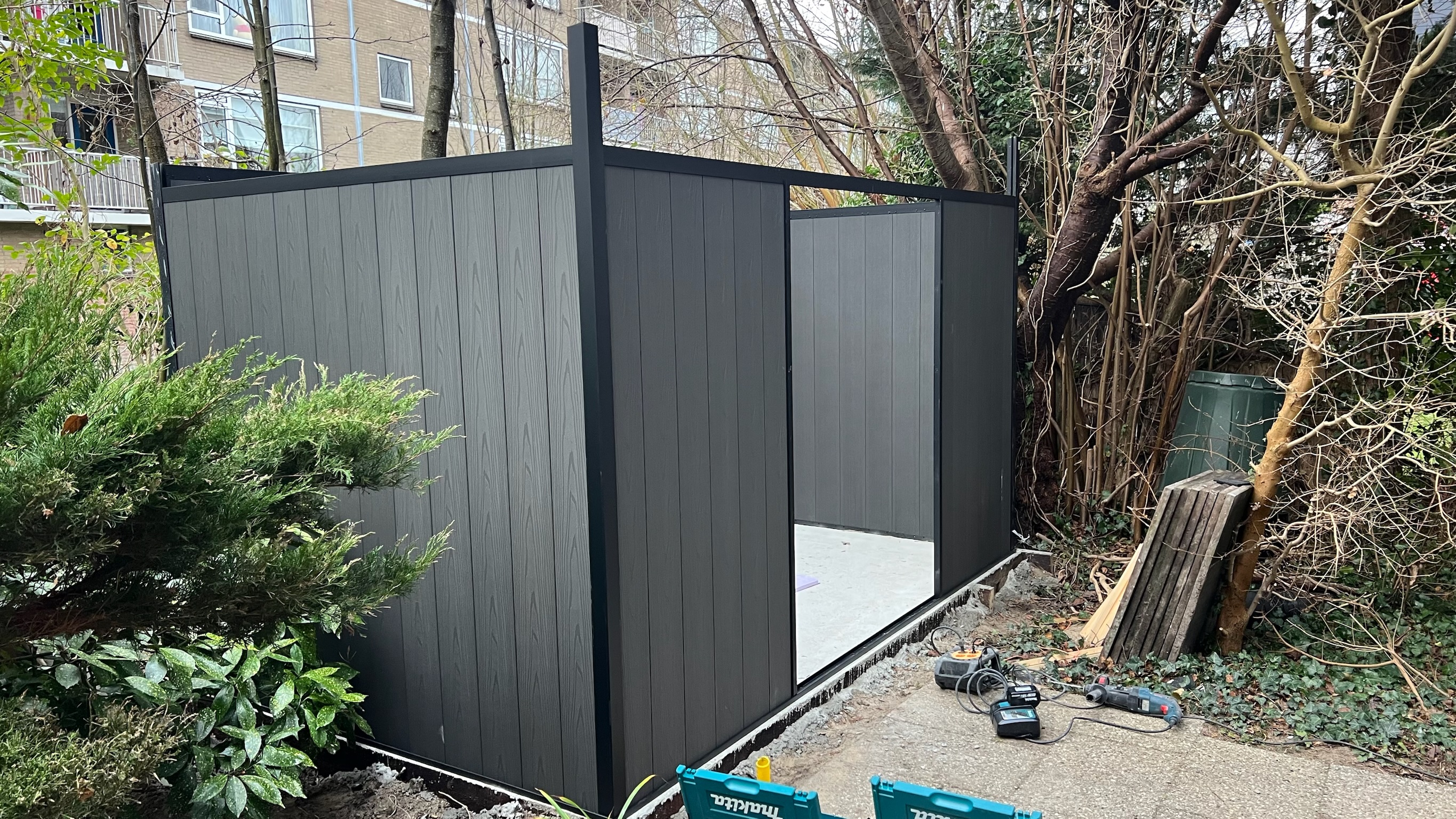 Tuinhuis Wormer tijdens montage door Droomstek