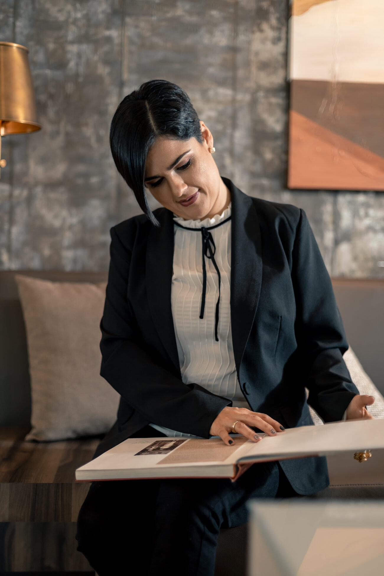 Ileana Segura escribiendo