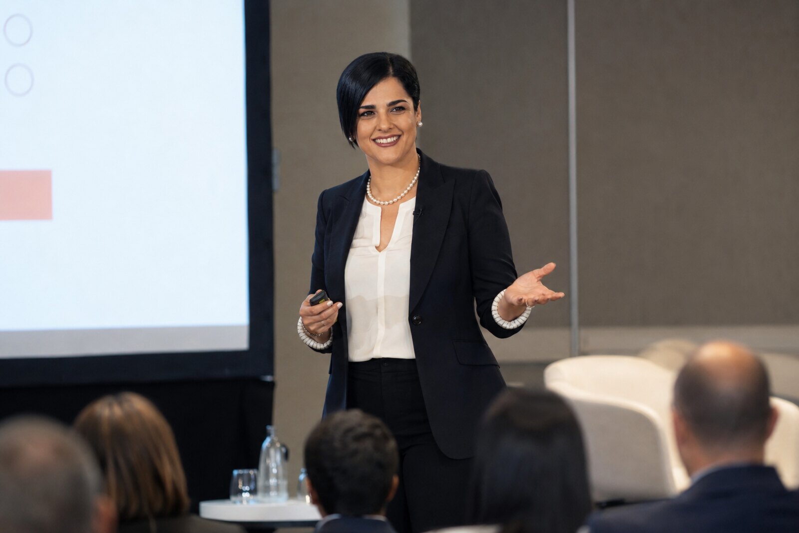 Ileana Segura dando una conferencia