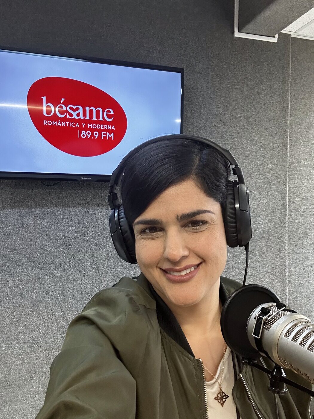 Ileana Segura en cabina de Bésame Radio 89.9 FM