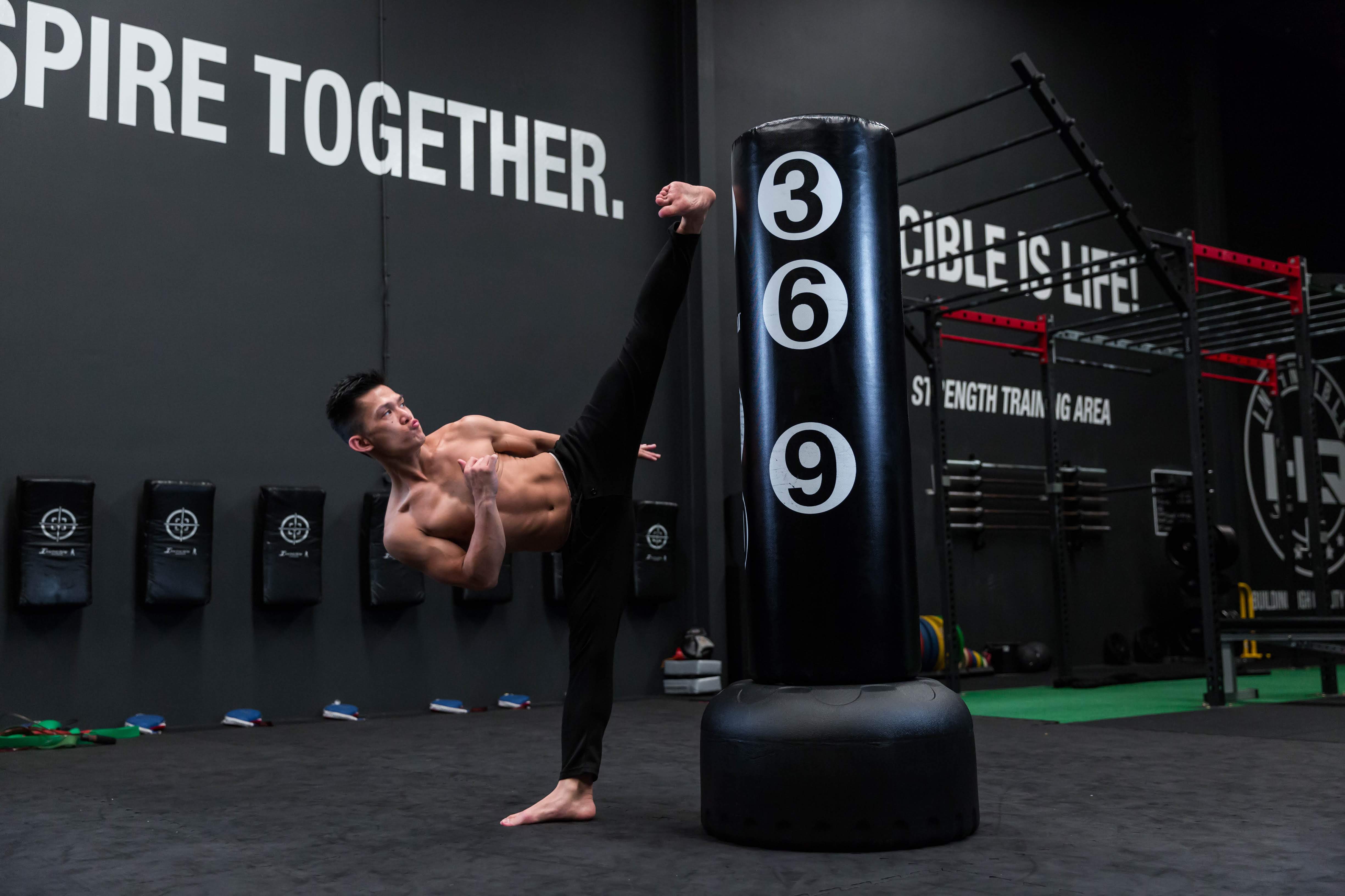 Invincible athlete in a full flexibility split