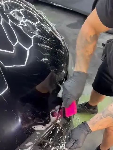 Squeegee working film around a headlight edge