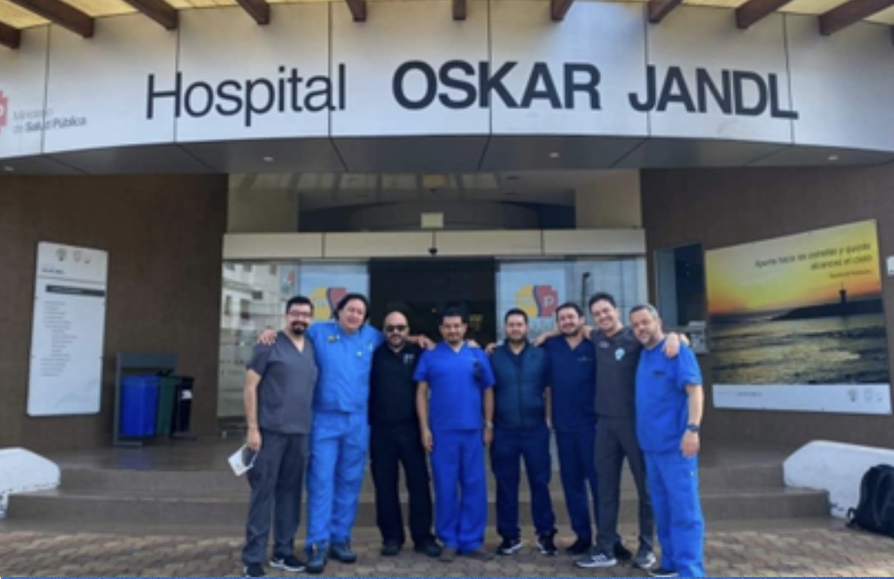 Equipo médico atendiendo pacientes en Galápagos