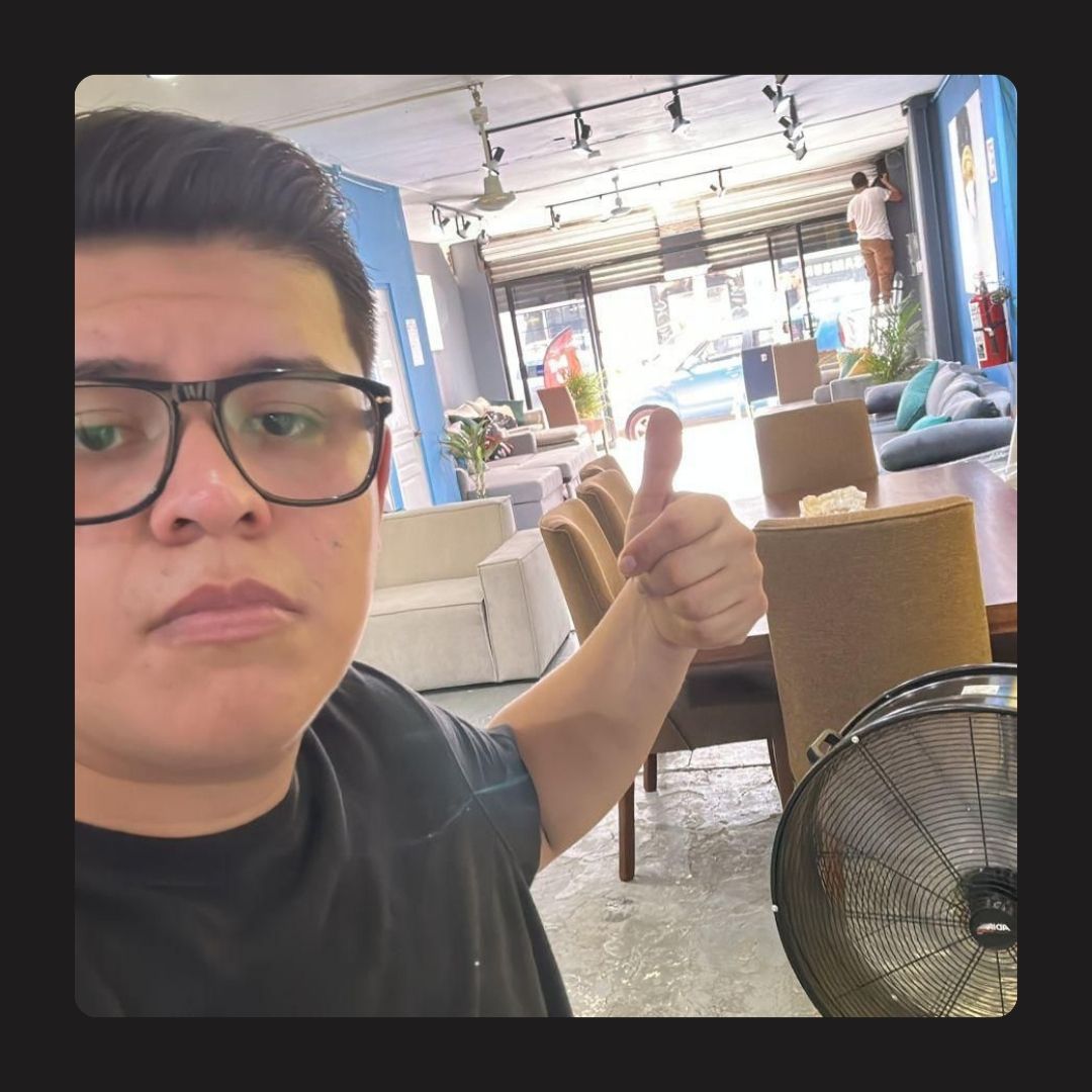 Paco en su mueblería