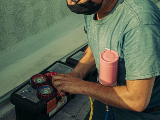 Technician running a tune-up with manifold gauges