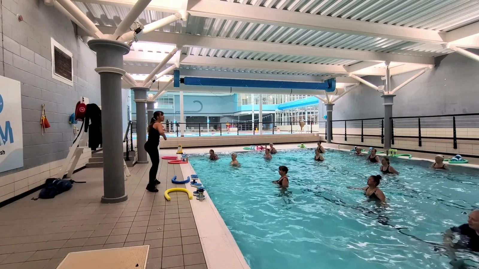 Klaudia prowadzi zajęcia aqua aerobiku w basenie