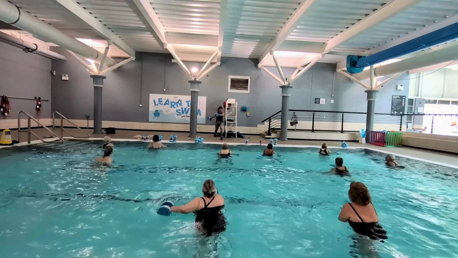 Grupa ćwiczy podczas zajęć aqua aerobiku