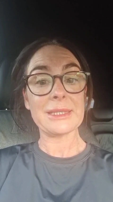 Christine podczas nagrania opinii wideo