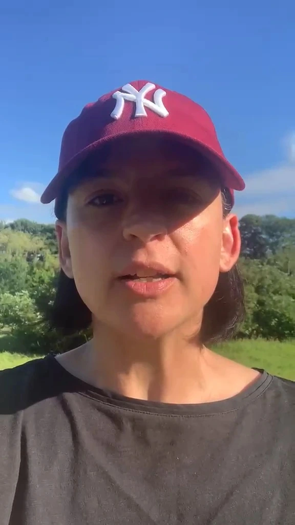 Cristina podczas nagrania opinii wideo