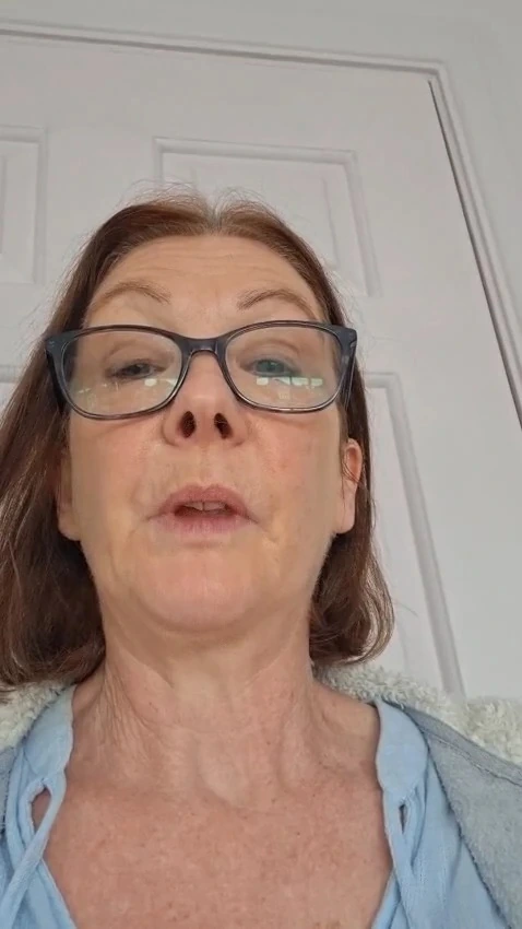 Susan podczas nagrania opinii wideo