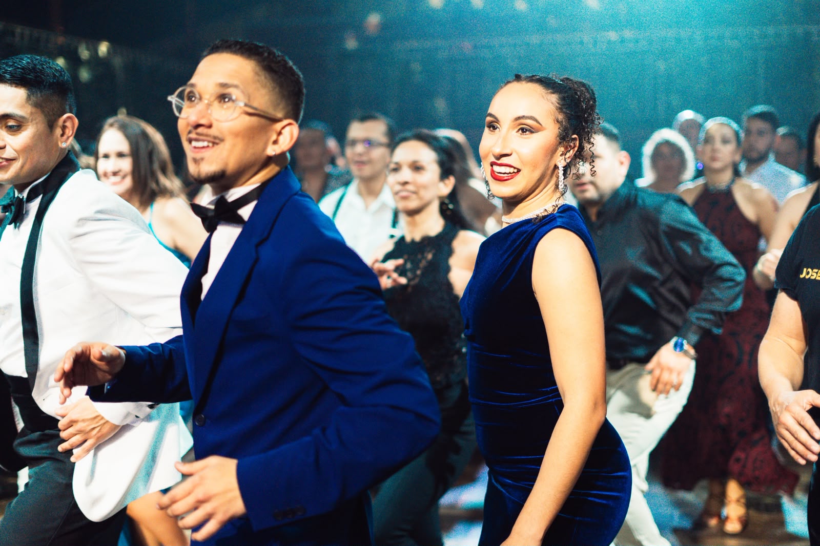 Alumnos de Mambo Madness bailando en un evento de salsa