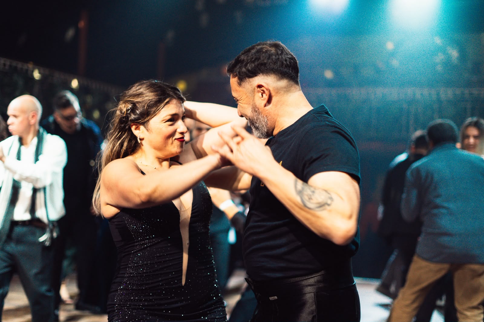 Pareja de alumnos bailando bachata en Mambo Madness