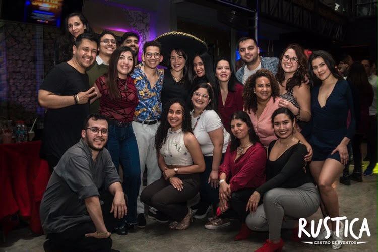 El grupo de alumnos de Mambo Madness reunido en una noche de baile
