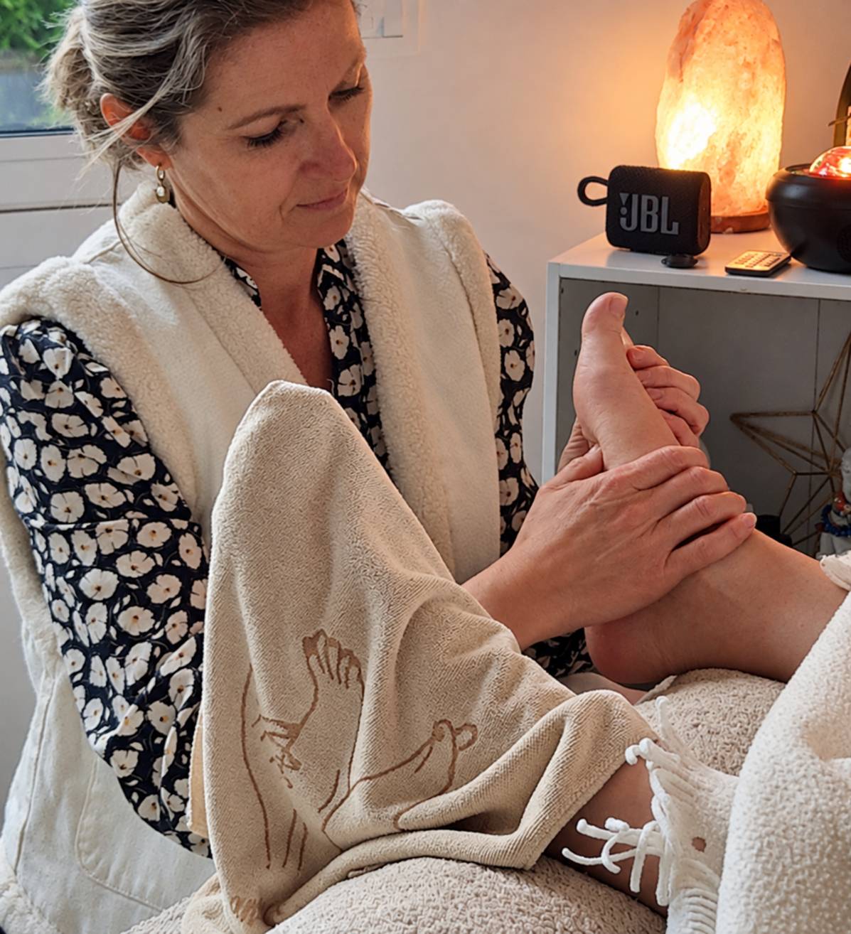 Sonia en séance de réflexologie plantaire dans son cabinet de Bauné