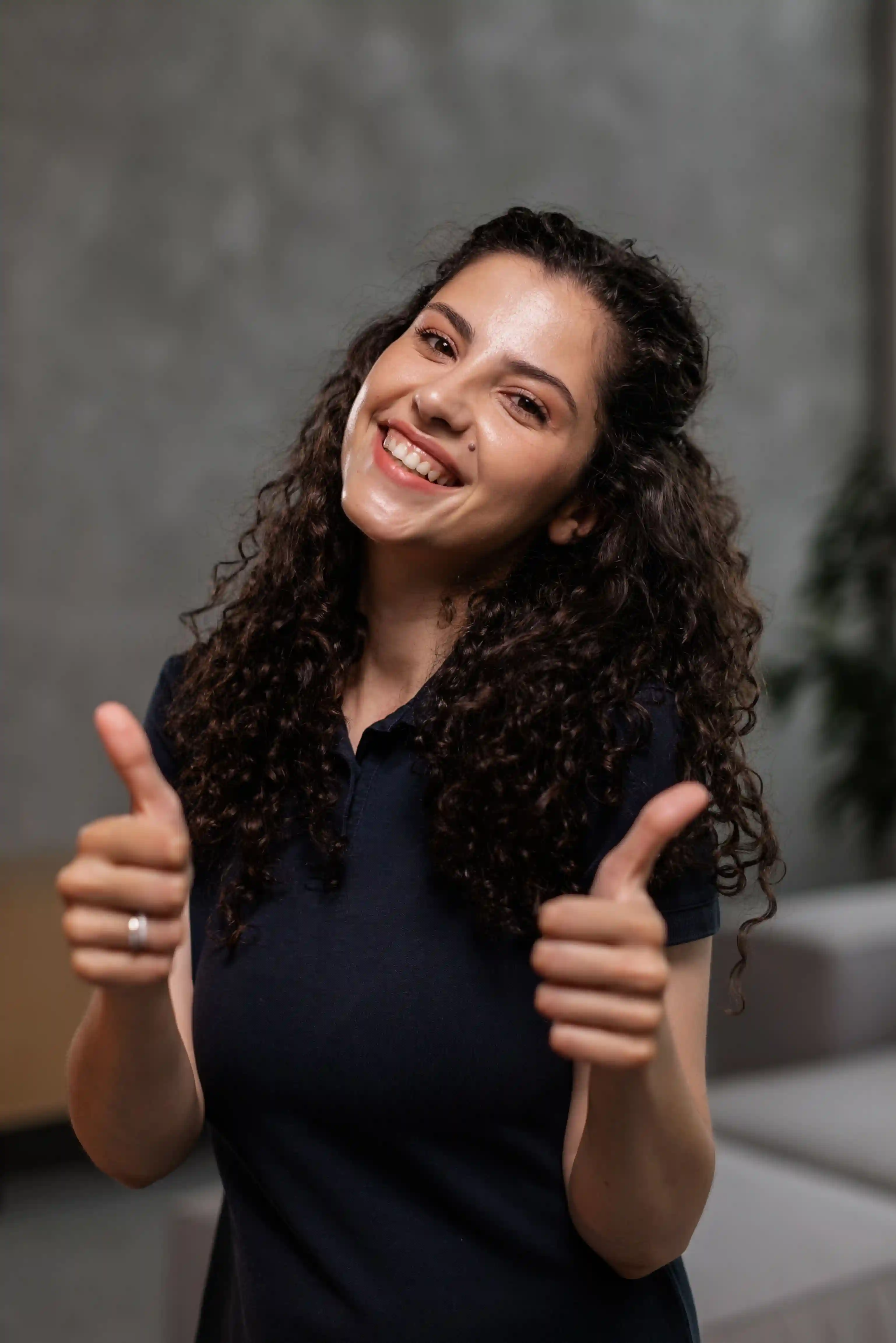 Closyr customer giving a thumbs up