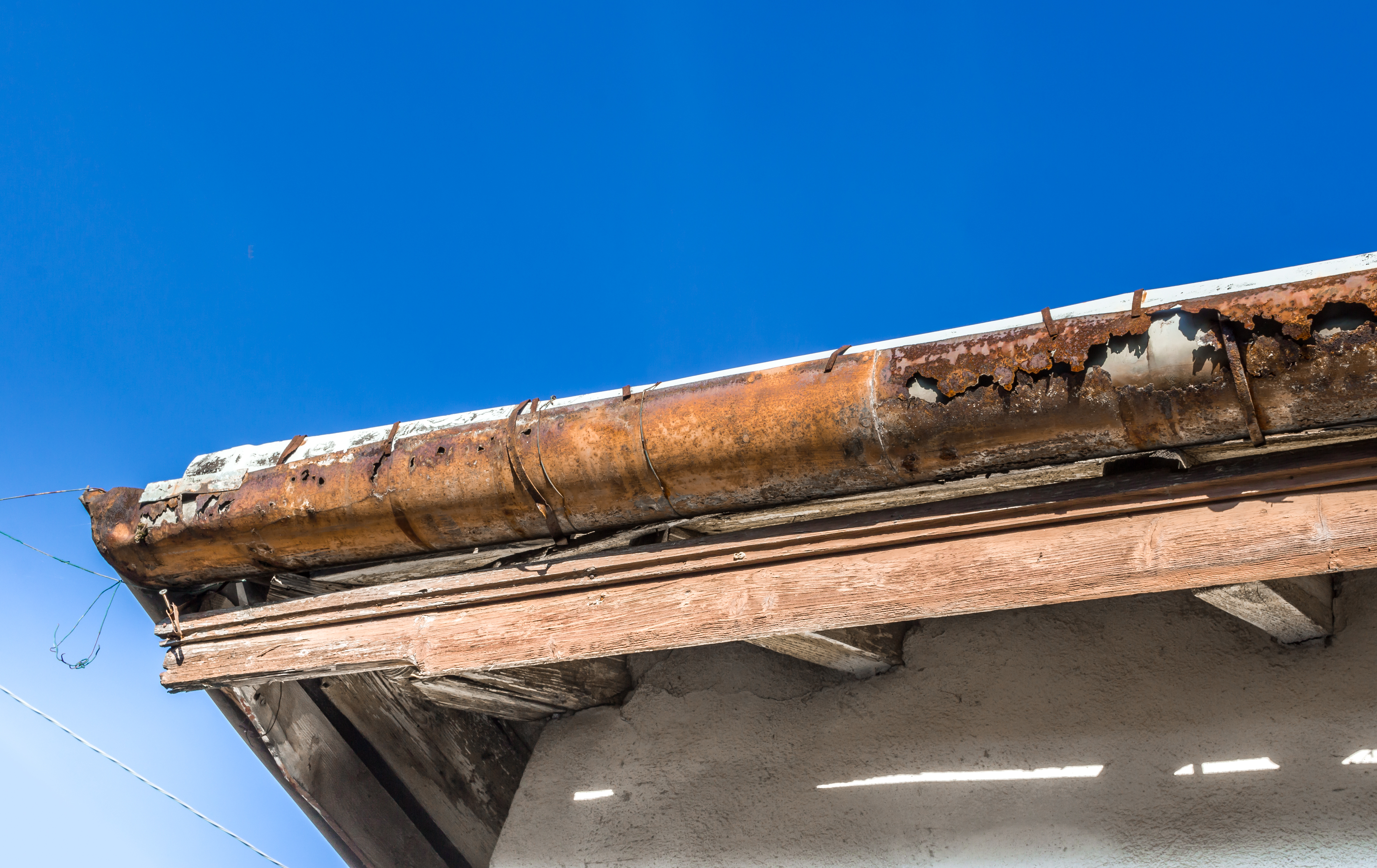 Old rusted gutter before the transformation
