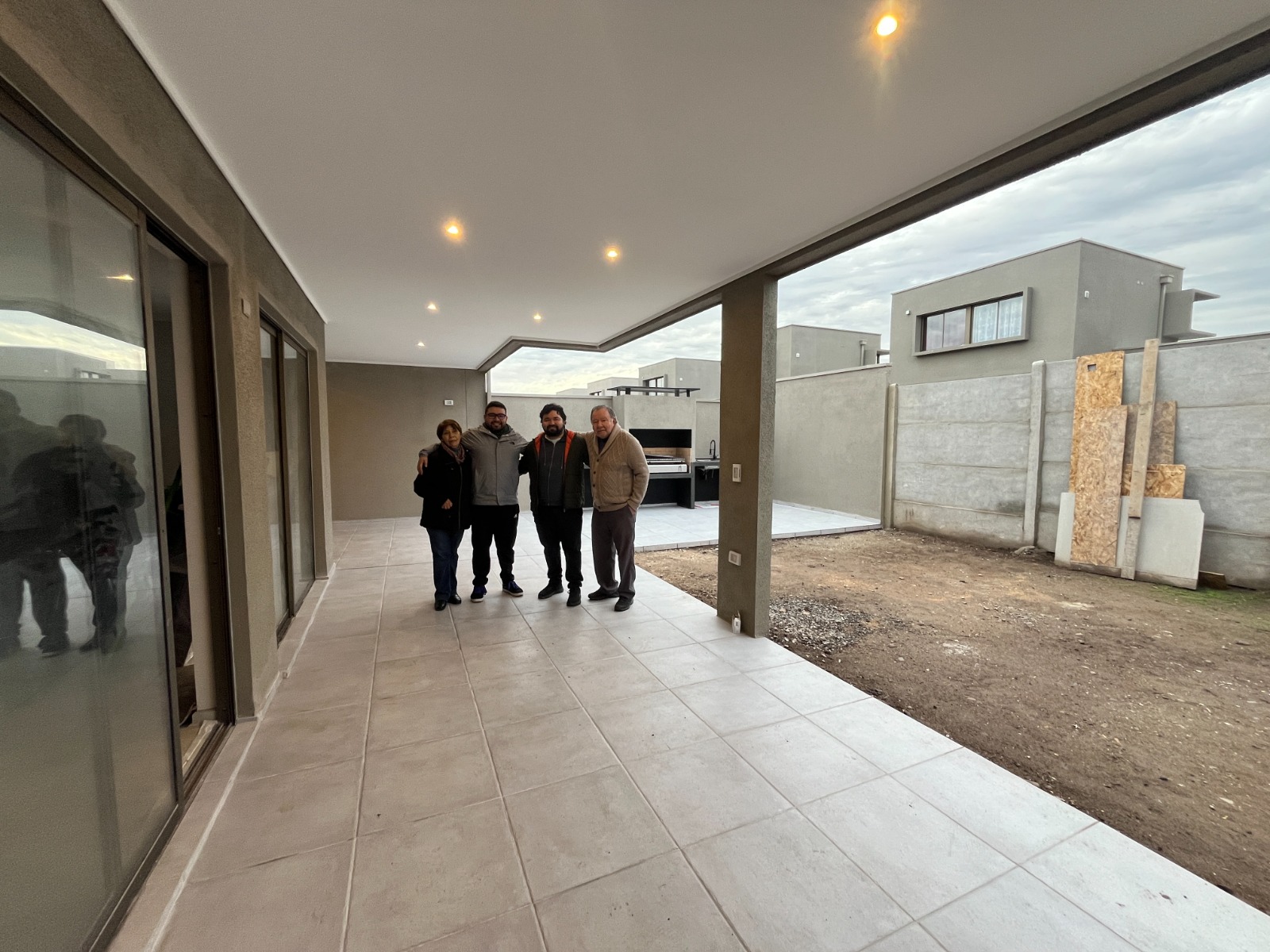 Entrega de una terraza techada construida por Edificart en Padre Hurtado