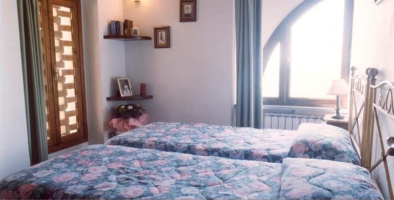 Girasole twin bedroom with two single beds in floral covers