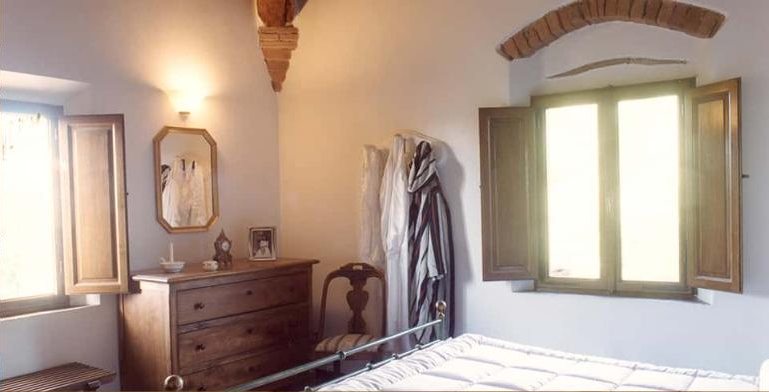 Lavanda bedroom with shuttered windows and a wooden chest of drawers