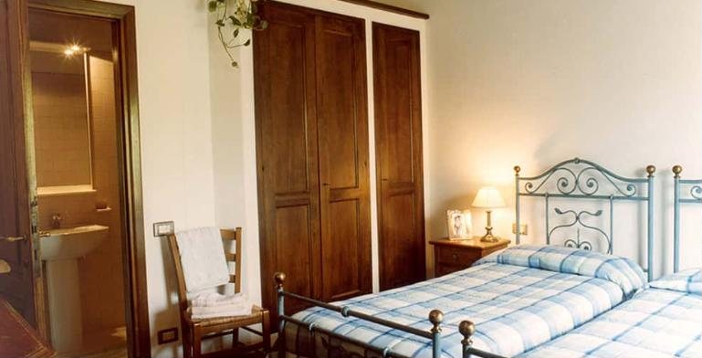Rosmarino twin bedroom with two single beds