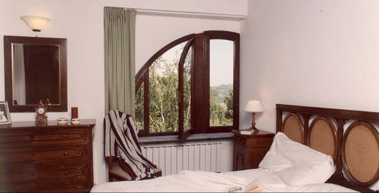 Salvia double bedroom with a fan-shaped window onto the trees