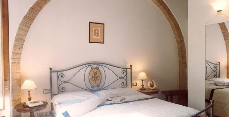 Ulivo double bedroom under a brick arch