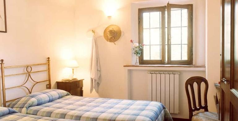 Ulivo twin bedroom with two single beds