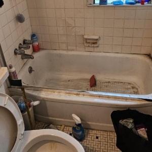 Bathtub before professional cleaning