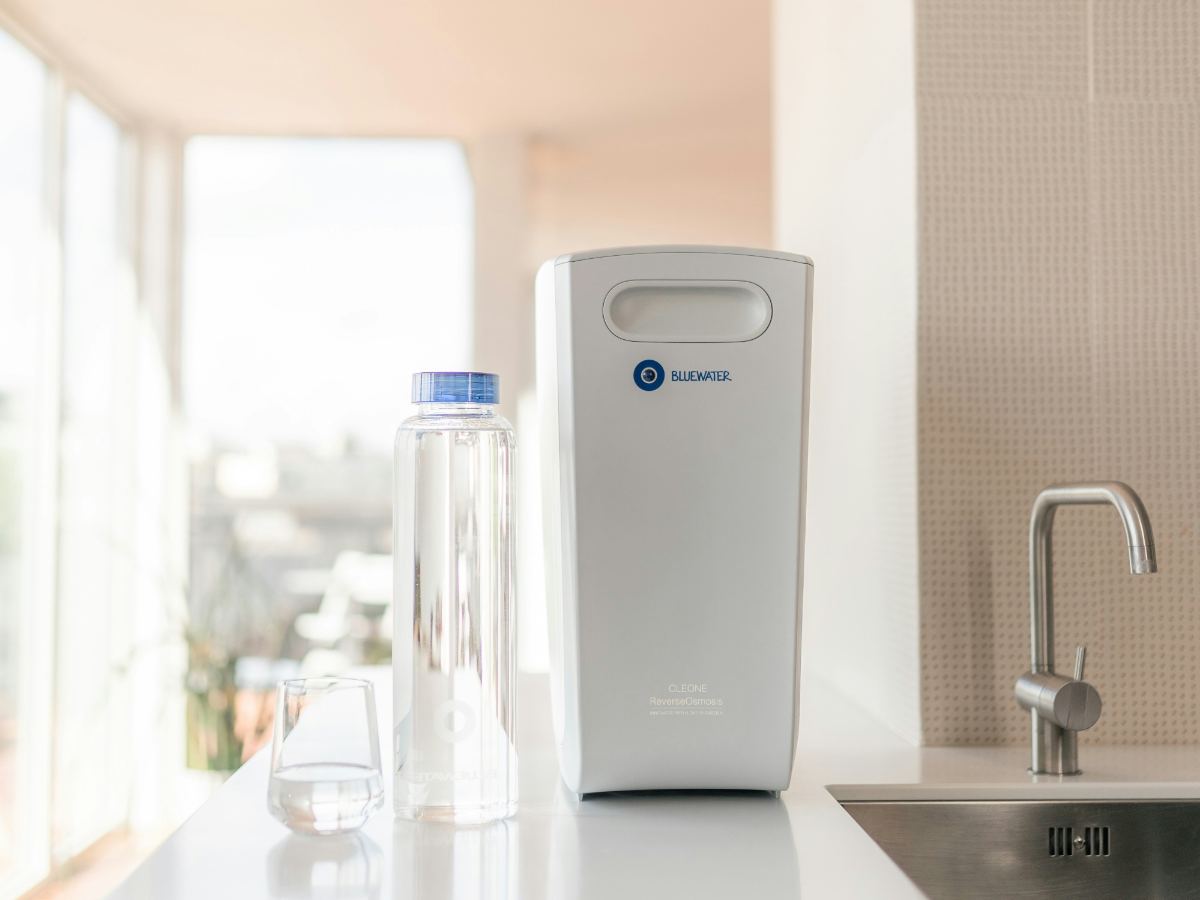 Countertop water filtration system