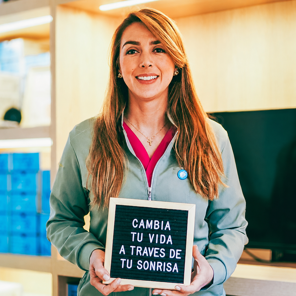 Paciente sonriendo tras tratamiento Invisalign con la Dra. Gloria Rivera — el gesto natural de sonreír sin pensarlo
