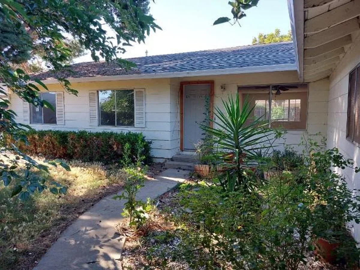 Yuba City home before, overgrown frontage