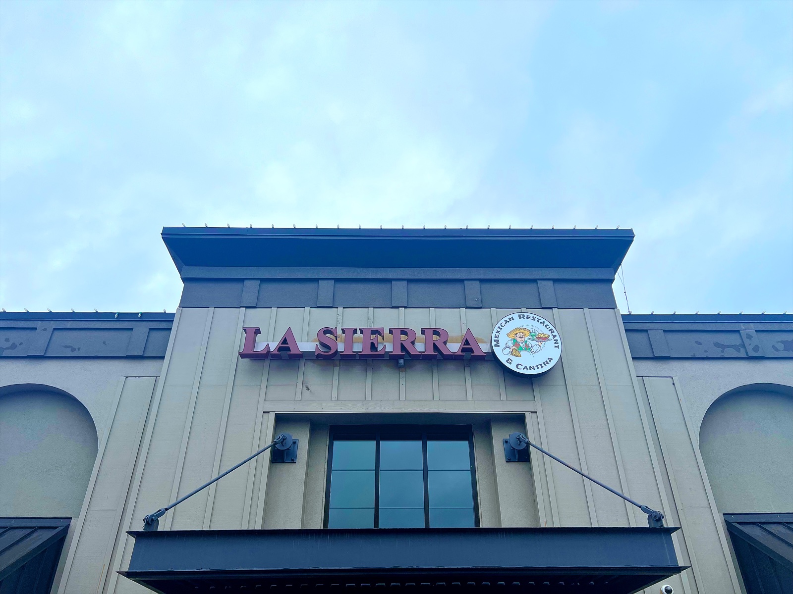 La Sierra storefront on N Springbrook Rd, Newberg
